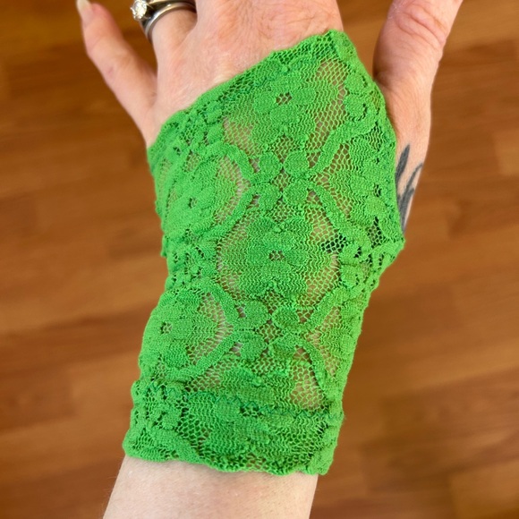 Vintage 1980’s Green Lace Fingerless Gloves - Picture 3 of 6